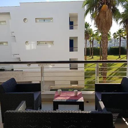 Marina Side Apartment *